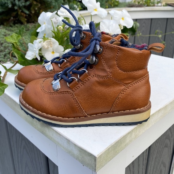 Baby Gap toddler size 7 Hiker Boot 
Very good condition - Picture 2 of 7